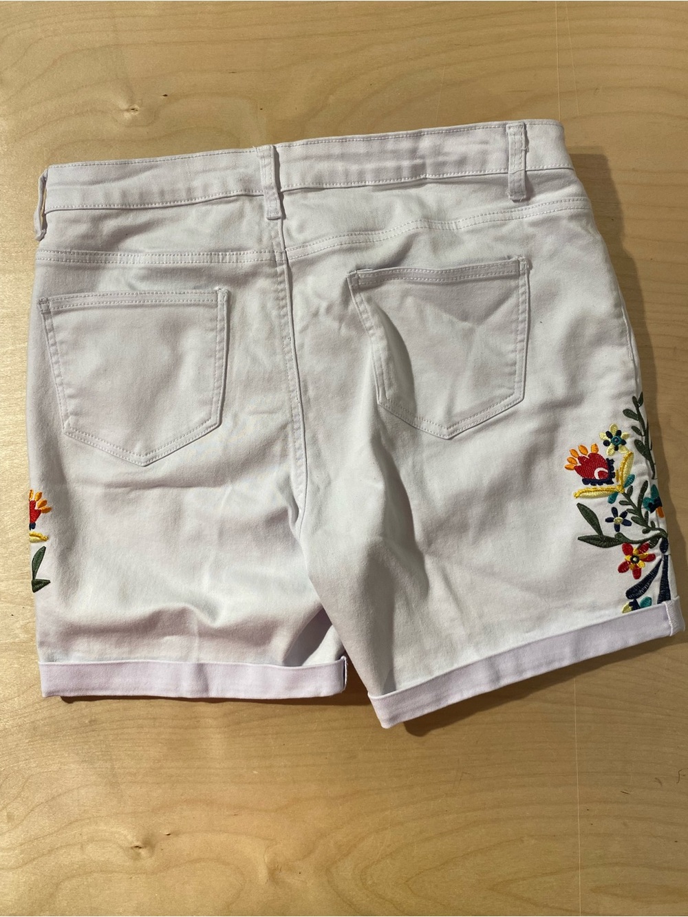 Sand Piper White Embroidered Floral Women’s Shorts 16 (SC) - Picture 9 of 10